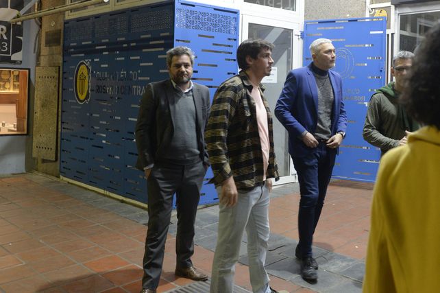 Carloni se retira de la sede tras la reunió del martes con todas las agrupaciones opositoras.
