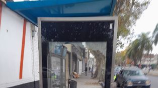 El vandalismo afecta a los dispositivos transiluminados doble faz instalados en los refugios de transporte urbano de pasajeros y en los parques junto con bicicleteros.