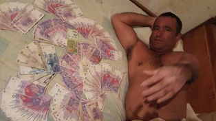 Un concejal publicó una foto en donde se lo ve semidesnudo y rodeado de billetes