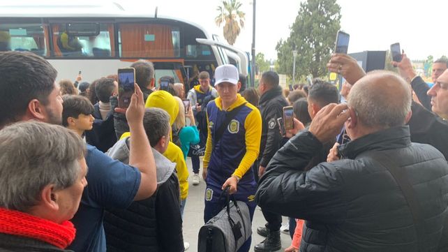 La llegada del aeropuerto de Fisherton del plantel de Central. No viajó Komar y sí lo hizo Barbieri.