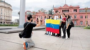 Venezolanos visitan la Casa Rosada en Buenos Aires.