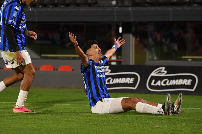 Laméndola firmó dos goles y dos asistencias para la goleada del Decano.