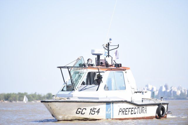 Un muerto y cuatro desaparecidos tras un naufragio en el Paraná