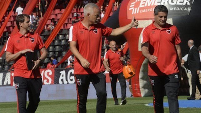 El artífice de la reacción. Adrián Blas Taffarel (centro, junto a Fernando Monclús y Rodolfo Aquino) logró que Newell’s vuelva a ser competitivo y ayer la lepra le ganó 1 a 0 con autoridad a Unión en el Coloso.