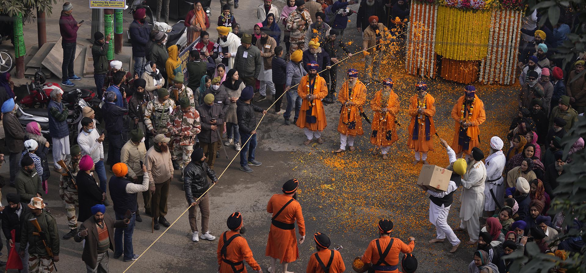 Devotos sijs participan en una procesión antes del aniversario del nacimiento de Guru Gobind Singh en Jammu, India, el martes 3 de enero de 2023. El aniversario del nacimiento de Guru Gobind Singh, el décimo gurú sij, se celebrará el 5 de enero. (Foto AP/Channi Anand)