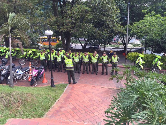 El operativo de seguridad frente al hotel donde se reúnen los hinchas de Central en Medellín