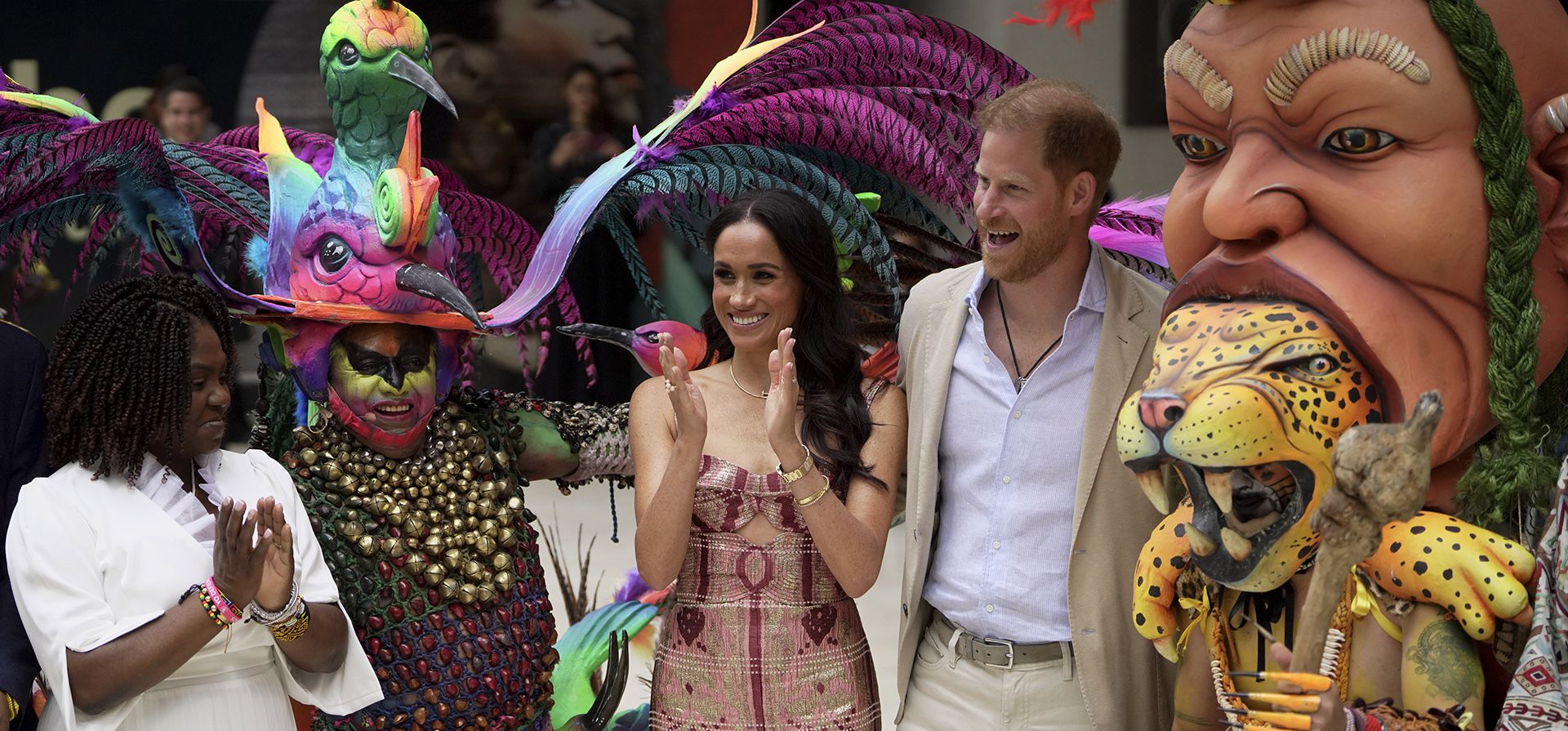 El príncipe Harry y Meghan asisten a una ceremonia de bienvenida, acompañados por la vicepresidenta de Colombia, Francia Márquez, a la izquierda, en el Centro Nacional de las Artes Delia Zapata, en Bogotá, Colombia, el jueves 15 de agosto de 2024. (Foto AP/Ivan Valencia) El príncipe Harry y Meghan asisten a una ceremonia de bienvenida, acompañados por la vicepresidenta de Colombia, Francia Márquez, a la izquierda, en el Centro Nacional de las Artes Delia Zapata, en Bogotá, Colombia, el jueves 15 de agosto de 2024. (Foto AP/Ivan Valencia)