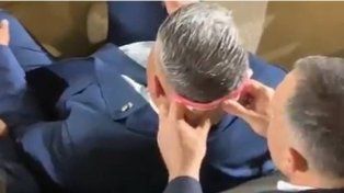 La insólita imagen de Chiqui Tapia y un asistente secándole la transpiración en pleno partido