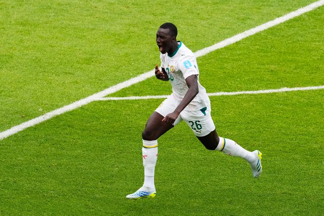 Pape Gueye marcó dos goles para Senegal. Aquí celebra uno de ellos.
