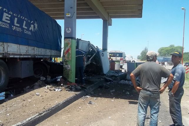 Un camión atropelló y arrancó las cabinas del peaje en la ruta nacional N 19