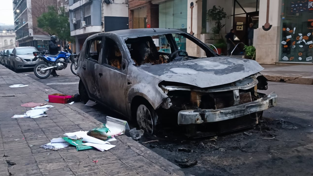 El Renault Sandero incendiado en Urquiza y San Martín. Daños totales. 