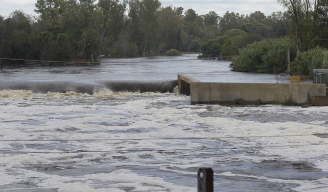 Desbordado. El caudal del río Carcarañá se engrosa y su comportamiento amenaza a toda la zona que recorre.
