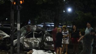 Tragedia en la costanera de Rosario. Victoria fue apartada tras la rápida reacción de su padre Diego instantes previos al impacto.