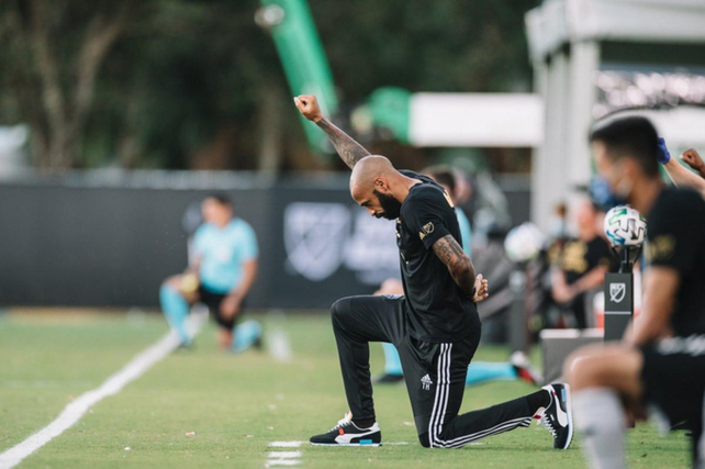 Thierry Henry protest&oacute; de manera muy especial contra el racismo.