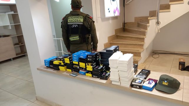 Operativos por contrabando de artículos electrónicos en locales de Rosario y la región