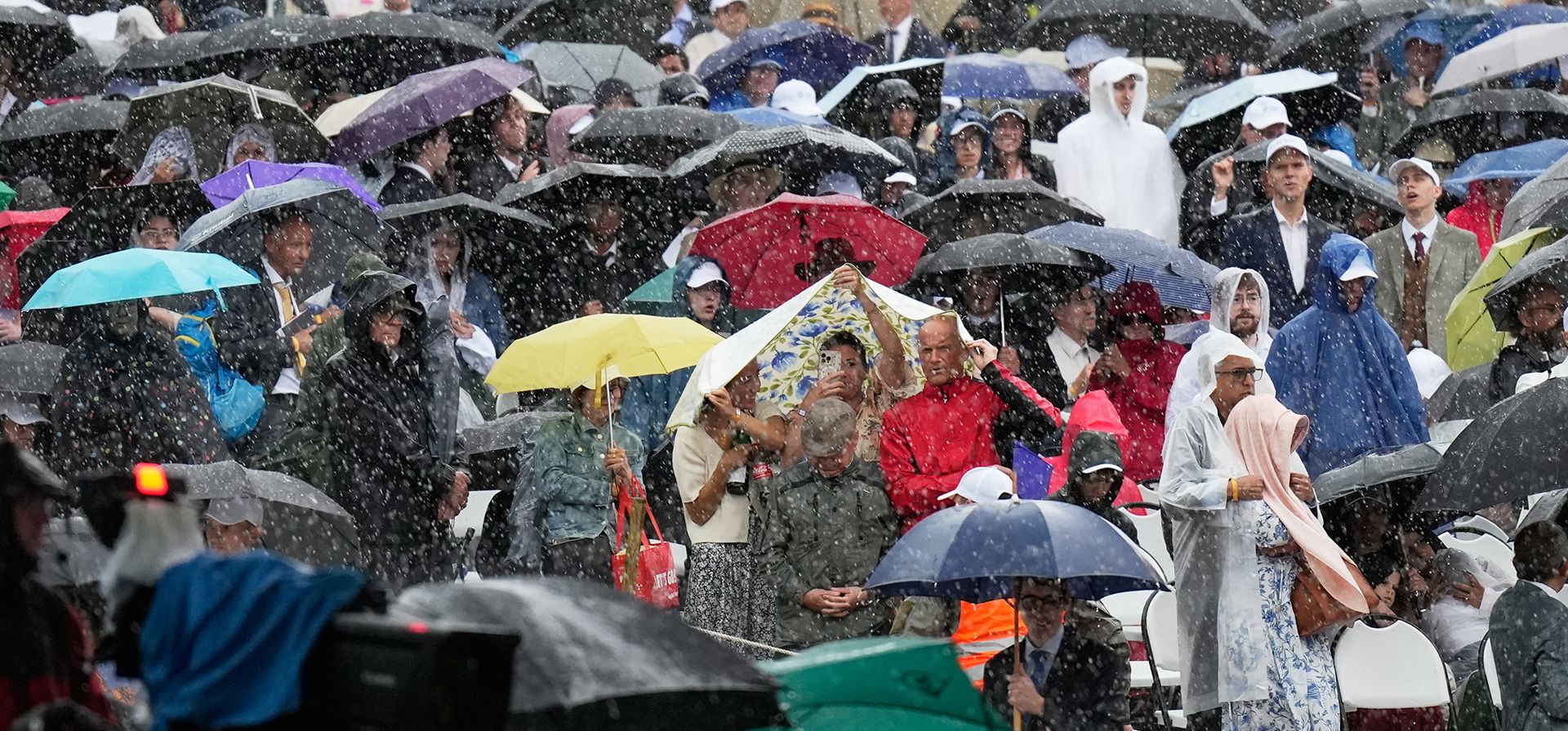 Fieles se congregan frente a una carpa instalada a las afueras del seminario de la Sociedad de San Pío X durante la ceremonia de consagración de cuatro nuevos obispos en Écone, Suiza, el miércoles 1 de julio de 2026. (Foto AP/Baz Ratner) Fieles se congregan frente a una carpa instalada a las afueras del seminario de la Sociedad de San Pío X durante la ceremonia de consagración de cuatro nuevos obispos en Écone, Suiza, el miércoles 1 de julio de 2026. (Foto AP/Baz Ratner)