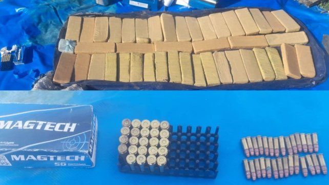 Encontraron 30 kilos de marihuana y una moto robada en barrio Mosconi