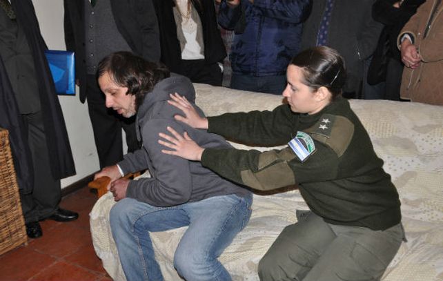Reconstrucción del hecho. Eduardo Vázquez junto a una oficial recreando lo que fue la discusión que terminó en tragedia.