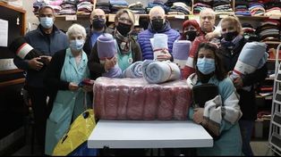 El Sindicato de Luz y Fuerza donó frazadas a las voluntarias del Hospital Vilela