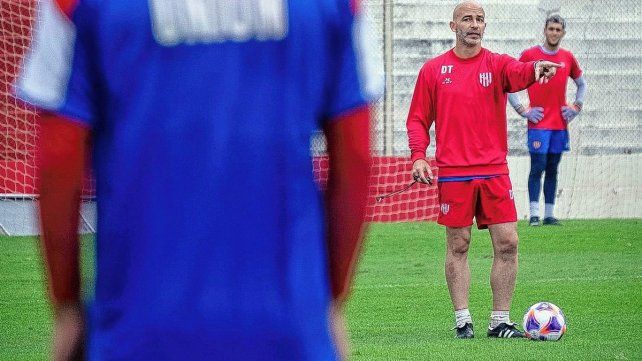 Méndez haría dos cambios en Unión para visitar a Huracán