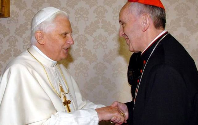 El entonces Papa Benedicto XVI con quien en ese momento era el cardenal Jorge Bergoglio.