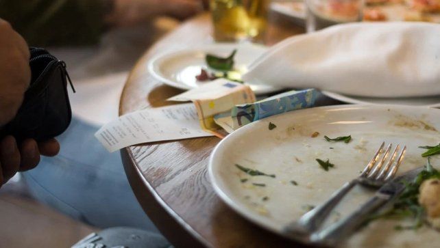 El Gobierno propone implementar la propina obligatoria&nbsp;