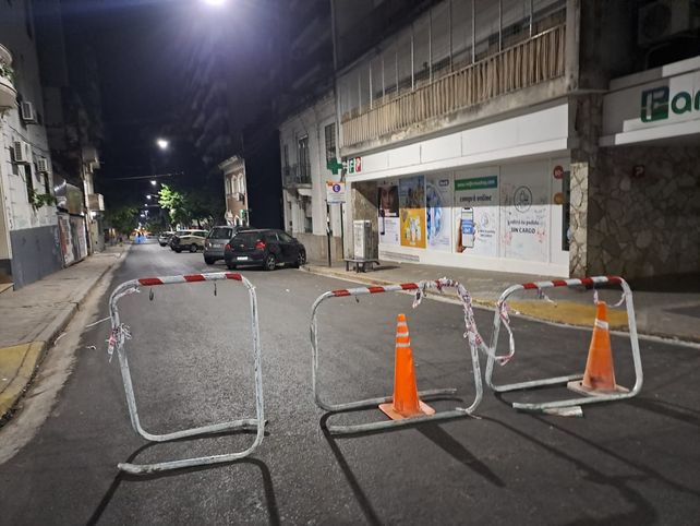 Microcentro: un camión enganchó unos cables y dejó una columna a punto de caer