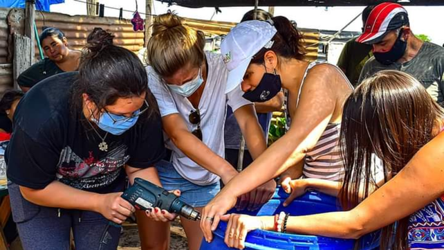 La biblioteca y los vecinos de Vía Honda pusieron en funcionamiento un biodigestor en un comedor en plena pandemia.
