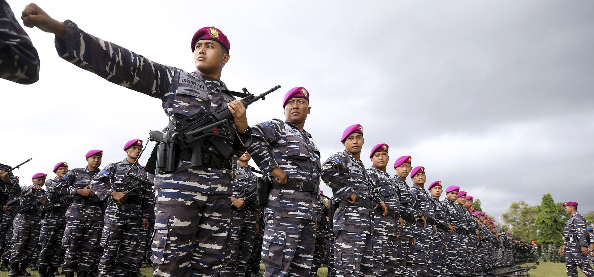 Soldados militares forman fila durante un desfile de seguridad en preparación para la próxima reunión del G20 en Bali, Indonesia, el lunes 7 de noviembre de 2022. (Foto AP/Firdia Lisnawati)