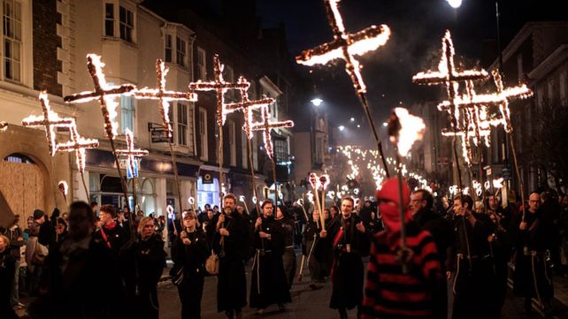 Celebración anual de la noche de la hoguera de Lewes