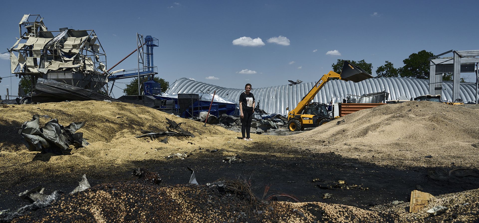 Una mujer recorre un edificio de almacenamiento agrícola destruido durante un ataque ruso en la región de Odesa, Ucrania, el viernes 21 de julio de 2023. Un bombardeo de misiles hirió a dos personas, dañó equipos y destruyó 100 toneladas métricas de guisantes y 20 toneladas métricas de cebada, dijo el gobernador regional Oleh Kiper. (Foto AP/Libkos) Una mujer recorre un edificio de almacenamiento agrícola destruido durante un ataque ruso en la región de Odesa, Ucrania, el viernes 21 de julio de 2023. Un bombardeo de misiles hirió a dos personas, dañó equipos y destruyó 100 toneladas métricas de guisantes y 20 toneladas métricas de cebada, dijo el gobernador regional Oleh Kiper. (Foto AP/Libkos)