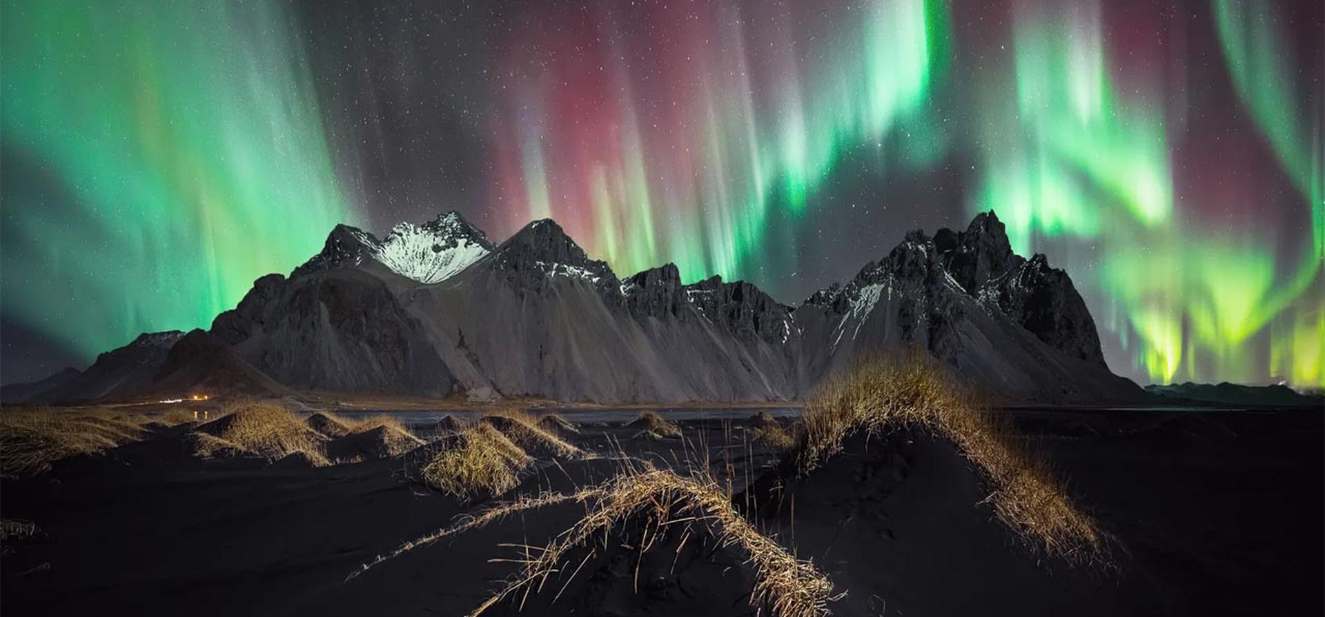 El espectro completo de la aurora boreal sobre la emblemática ubicación de Vestrahorn en Islandia. Una fuerte tormenta geomagnética G3 golpeó la tierra el 31 de octubre y produjo estos maravillosos colores