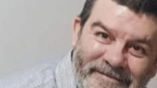 Al momento de ausentarse, Miguel Angel Dere vestía camisa azul, pantalón verde náutico y zapatos ortopédicos negros.