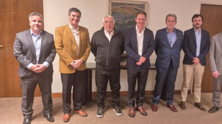 El Presidente de Banco Macro, Jorge Brito y el Titular del ACA, César Carman, junto a funcionarios de ambas entidades firmaron el acuerdo.