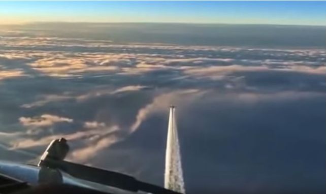 El caza escolta al avión comercial. (Foto: captura de video)