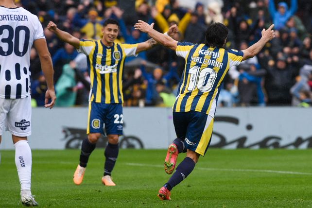 Malcorra celebra su gol y Giaccone va a su encuentro en la victoria canalla frente a Talleres.