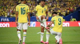 Brasil goleó a Escocia y se clasificó como primero