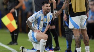 Leo Messi y el gesto claro de dolor, sobre el aductor derecho. Generó dudas e incertidumbre, pero aguantó.