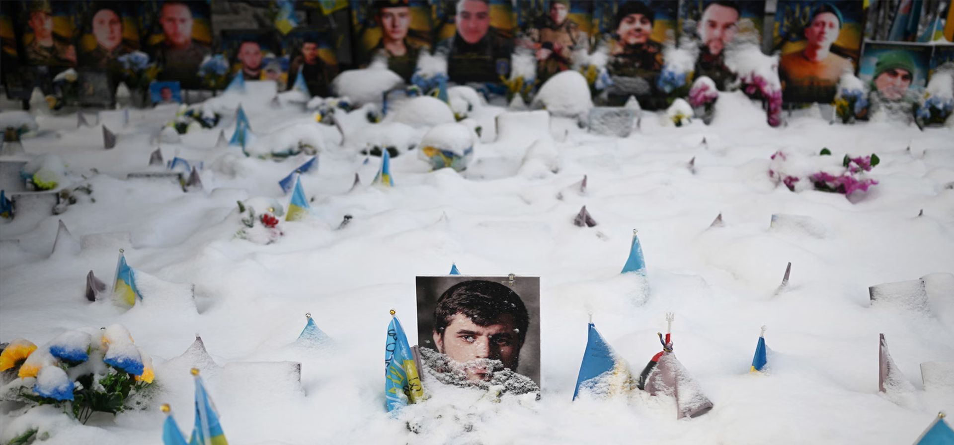 Retratos de combatientes ucranianos y extranjeros caídos yacen cubiertos de nieve en el memorial de la Plaza de la Independencia en Kiev, Kiev, Ucrania. Fotografía: Sergei Gapon/AFP/Getty Images Retratos de combatientes ucranianos y extranjeros caídos yacen cubiertos de nieve en el memorial de la Plaza de la Independencia en Kiev, Kiev, Ucrania. Fotografía: Sergei Gapon/AFP/Getty Images