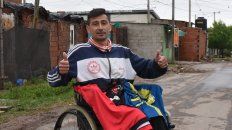 Javier, en su casa de barrio Alvear en el distrito sudoeste de la ciudad, con las camisetas oficiales de los dos clubes de la ciudad que rifarán en Navidad. Javier, en su casa de barrio Alvear en el distrito sudoeste de la ciudad, con las camisetas oficiales de los dos clubes de la ciudad que rifarán en Navidad.