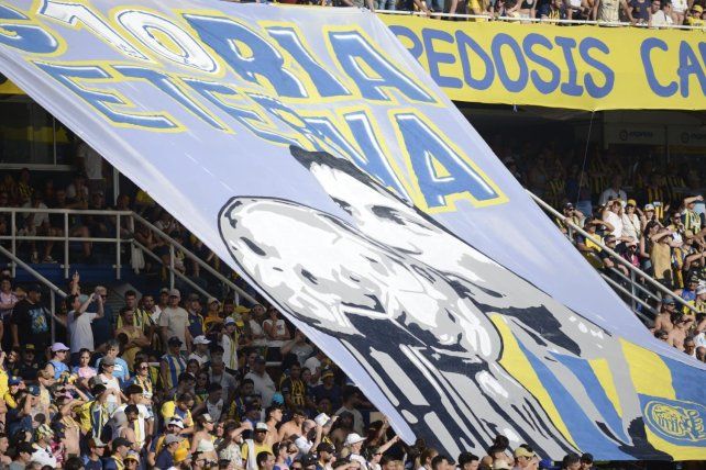 Los hinchas de Central desplegaron una bandera en tributo al Negro Palma.