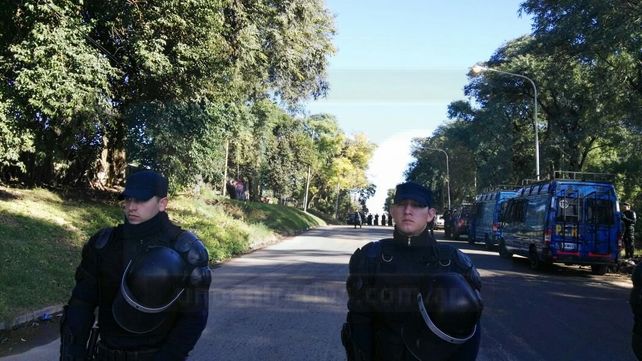 En medio de un fuerte operativo policial desalojan a una familia en calle Churruarín