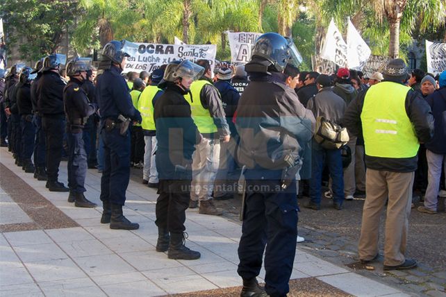 Trabajadores nucleados en Uocra se manifestaron en Casa de Gobierno