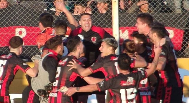 Festejo rojinegro. El 2 a 1 en el clásico fue de visitante