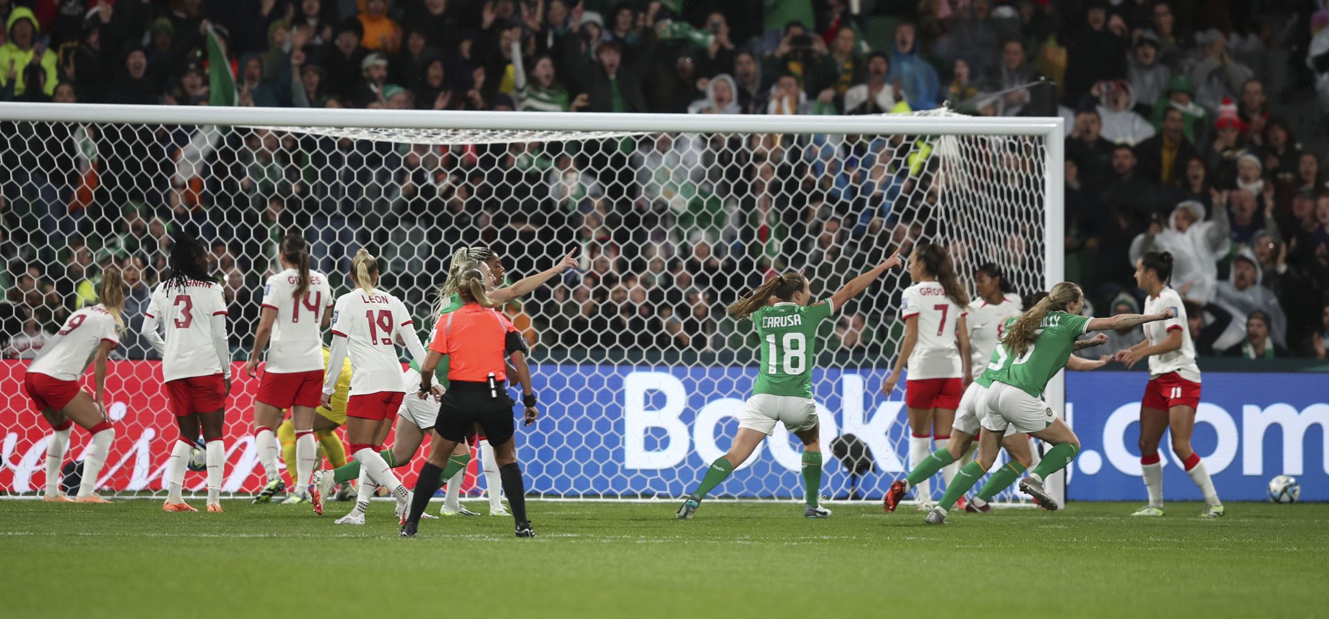 Tiro de esquina y gol inicial de la irlandesa Katie McCabe durante el partido de fútbol del Grupo B de la Copa Mundial Femenina entre Canadá e Irlanda en Perth, Australia, el miércoles 26 de julio de 2023. (Foto AP/Gary Day) Tiro de esquina y gol inicial de la irlandesa Katie McCabe durante el partido de fútbol del Grupo B de la Copa Mundial Femenina entre Canadá e Irlanda en Perth, Australia, el miércoles 26 de julio de 2023. (Foto AP/Gary Day)