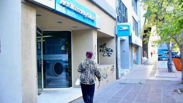 Aerolíneas Argentinas cerró siete de las 21 oficinas en todo el país y en mayo cerrarán dos más.
