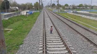 Milagro en las vías: un nene caminaba por los rieles y el tren frenó justo a tiempo