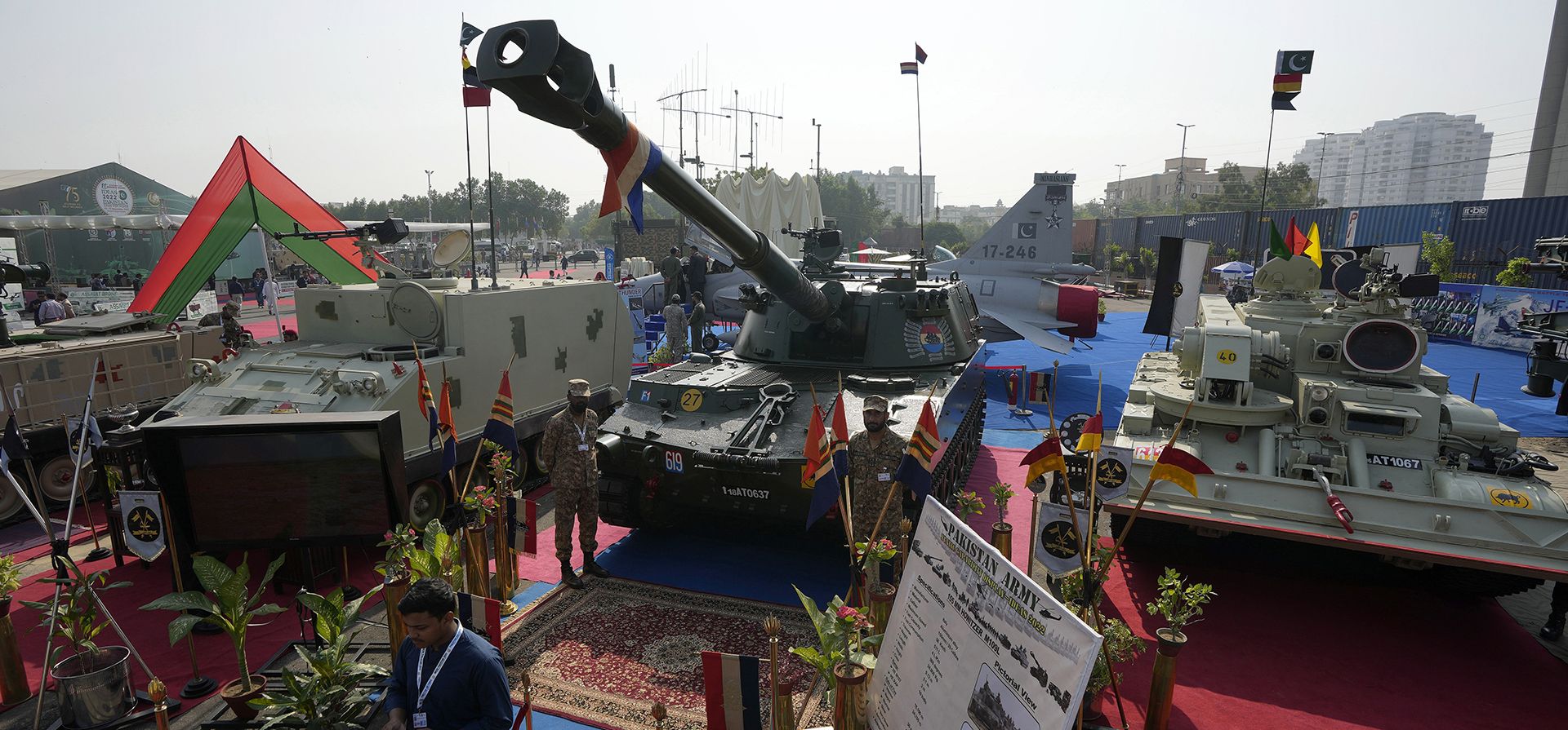 Tanques y vehículos blindados autóctonos se exhiben en una exhibición de defensa en Karachi, Pakistán, el miércoles 16 de noviembre de 2022. Pakistán organiza una exhibición de defensa de cuatro días, un espectáculo internacional con más de una docena de países que muestran sus últimas armas de defensa.