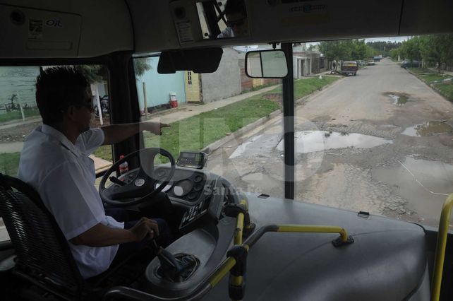 Estado. Los usuarios sufren las consecuencias por la medida que tomaron los choferes de la línea de transporte. El municipio exige que se cumpla el recorrido.