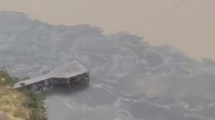Un video difundido por la Asociación Civil Comunidad Islera reveló la mancha oscura que se forma en el río Paraná frente a Rosario.&nbsp;